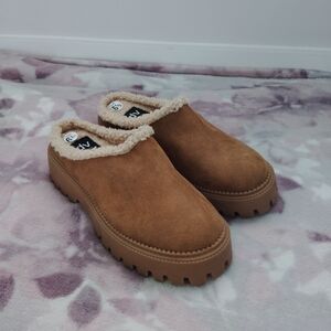 DV by Dolce Vita Tan Mules with Cream Trim